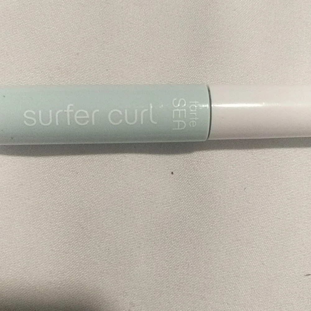 NWT Volumizing Mascara (blk)